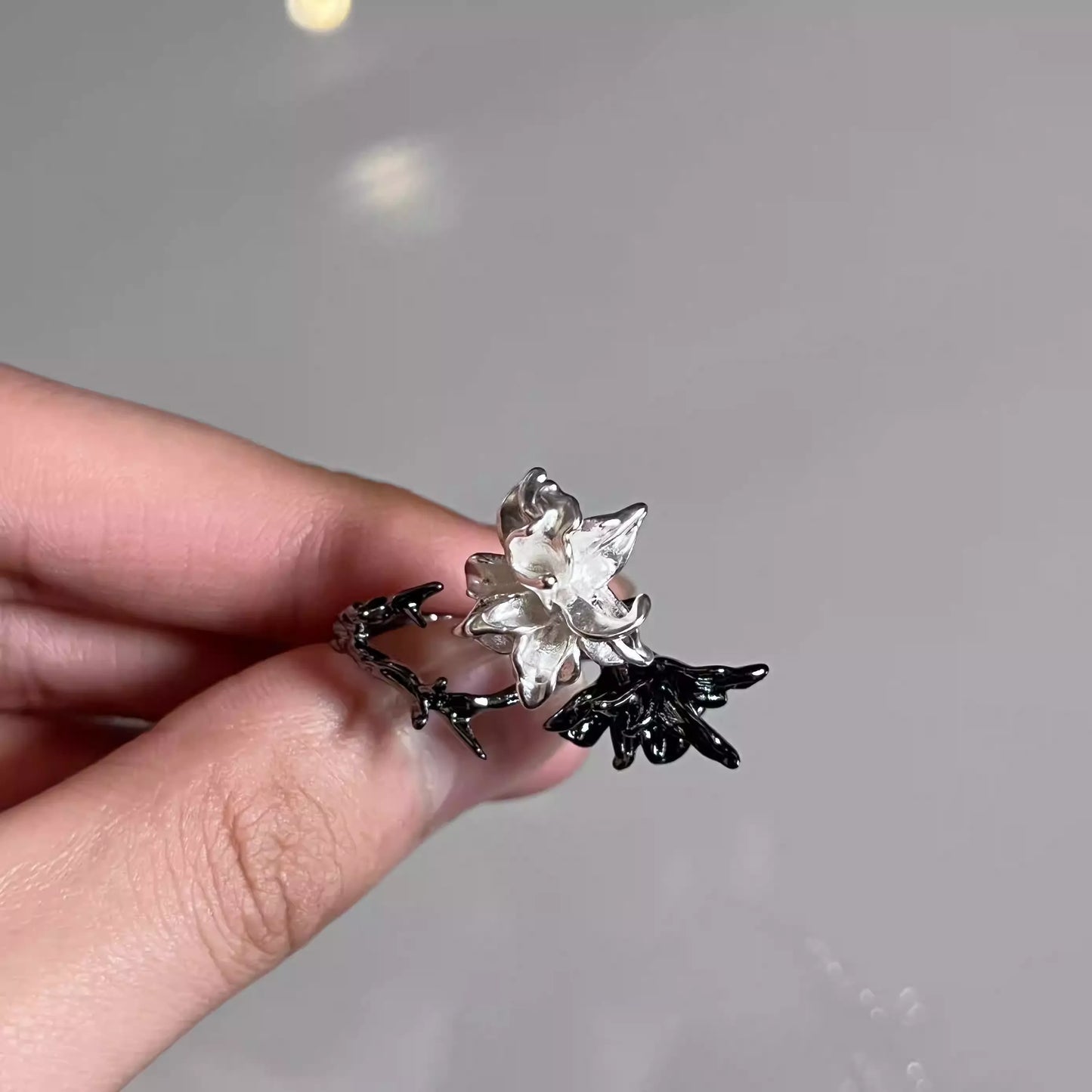 Irregular Contrast Thorn Flower Ring