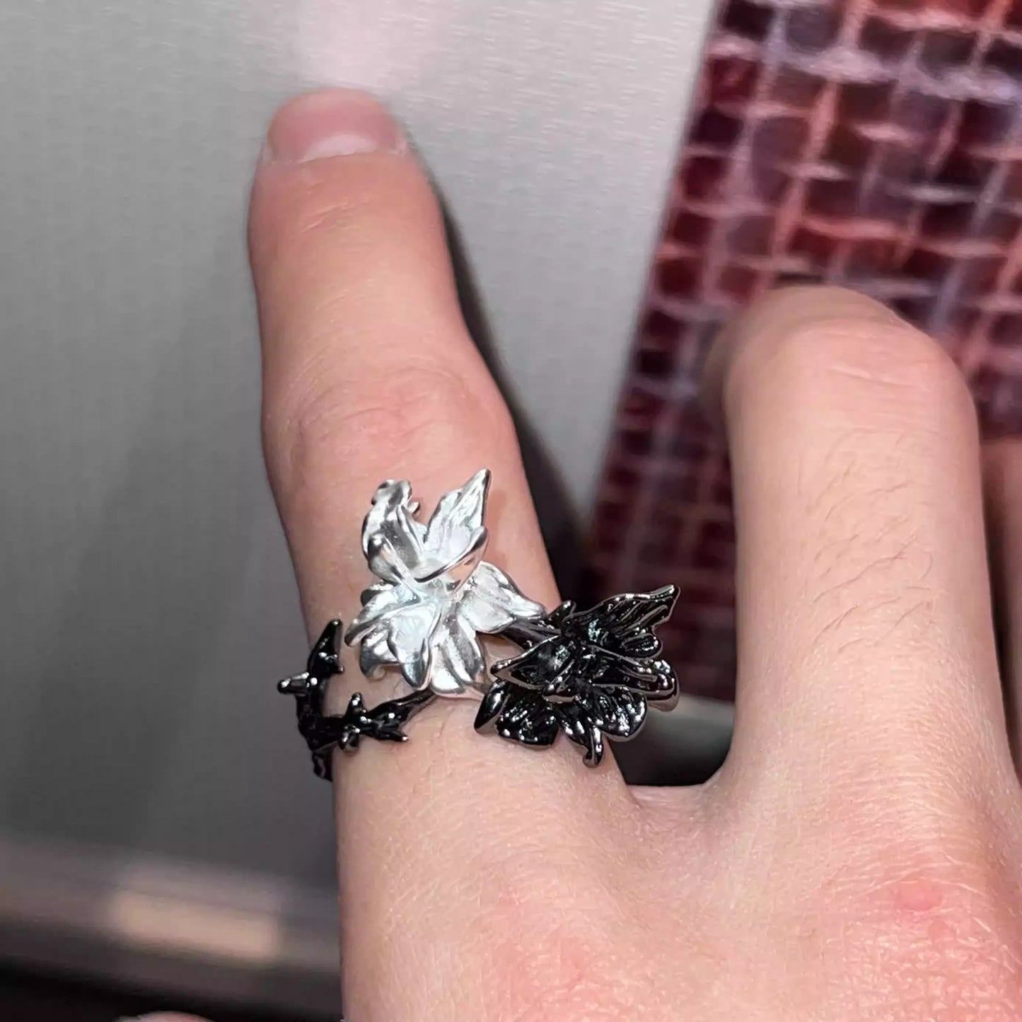 Irregular Contrast Thorn Flower Ring