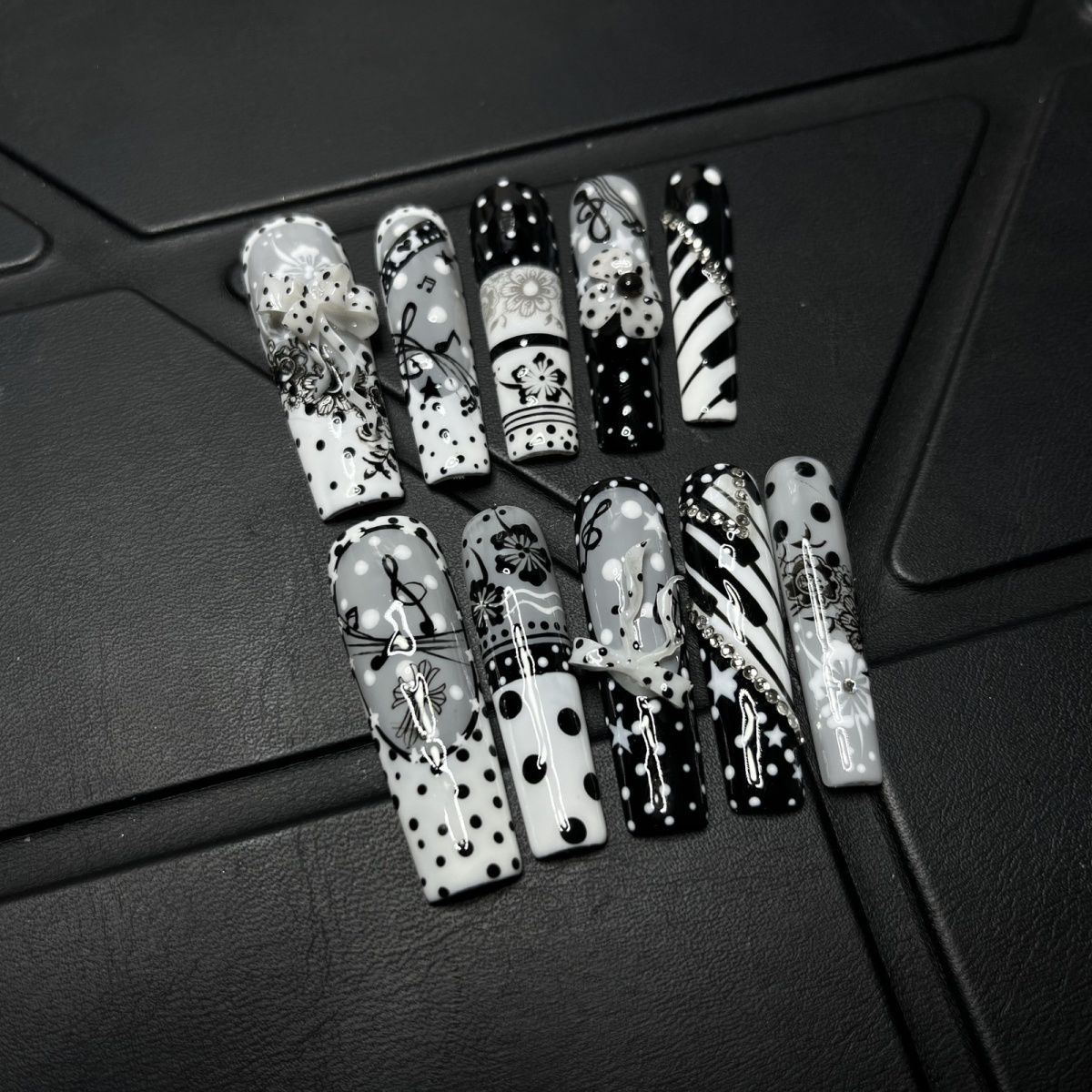 Long Tube Gothic Score Handmade Press On Nail Set