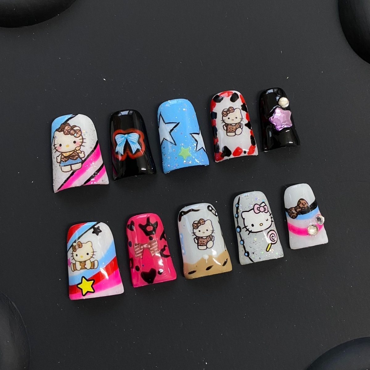 Short Duck Bill Glow-in-the-Dark Hello Kitty Baddie Handmade Press On Nail Set