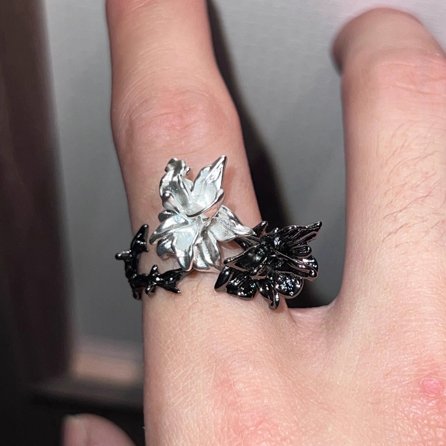 Irregular Contrast Thorn Flower Ring